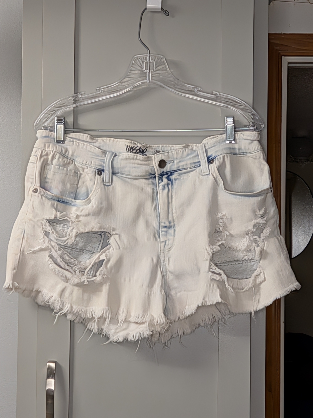 Women's White Distressed Denim Jean Shorts - Casual Frayed Hem